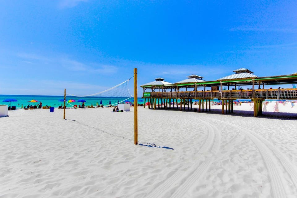 Roomy retreat on the water with private balcony shared pool & beach access House in Panama City Beach