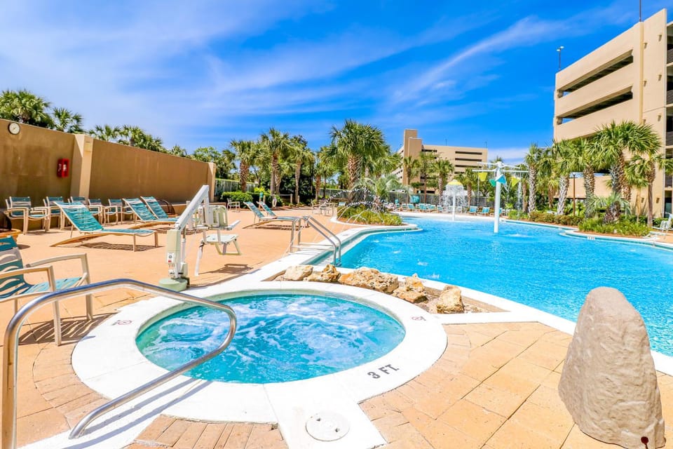 Roomy retreat on the water with private balcony shared pool & beach access House in Panama City Beach