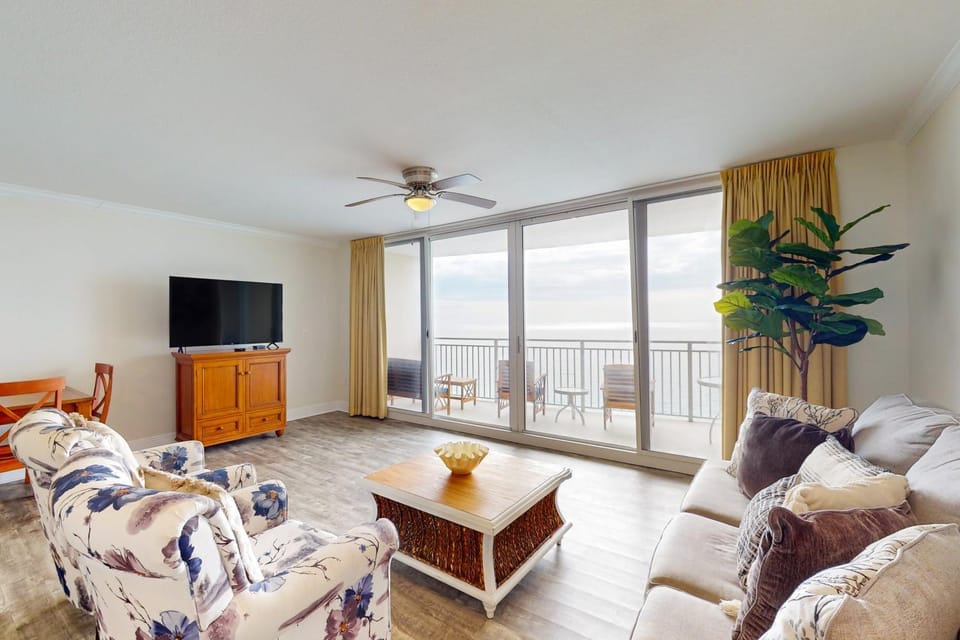 Beautiful condo with beach access shared pool WiFi and panoramic views House in Panama City Beach