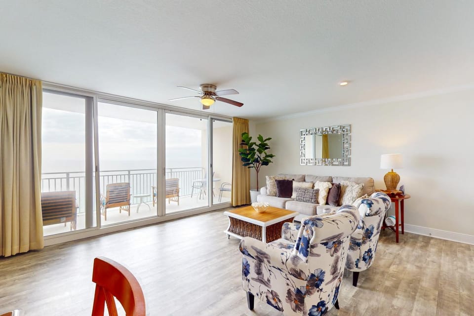 Beautiful condo with beach access shared pool WiFi and panoramic views House in Panama City Beach