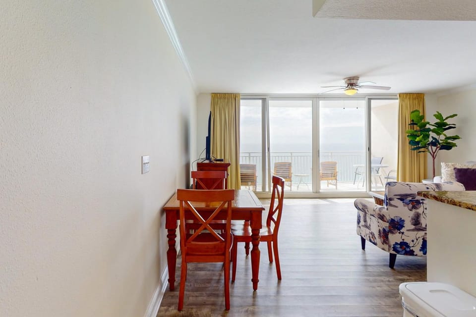 Beautiful condo with beach access shared pool WiFi and panoramic views House in Panama City Beach