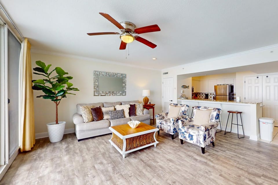 Beautiful condo with beach access shared pool WiFi and panoramic views House in Panama City Beach