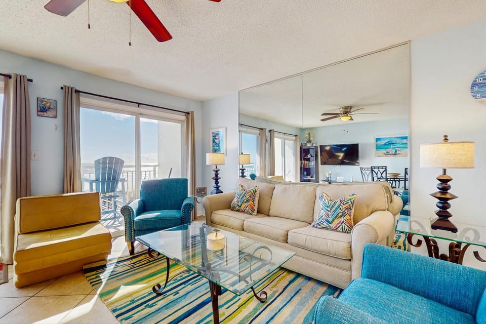 Cozy beachfront condo with private balcony shared pool and beach access House in Okaloosa Island