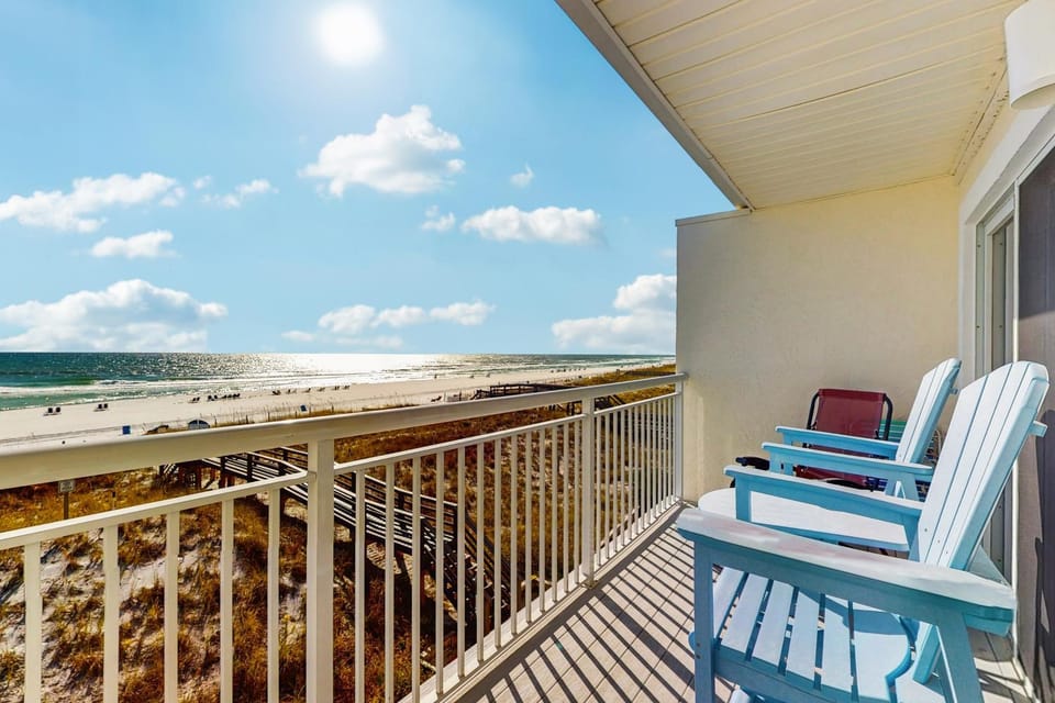 Cozy beachfront condo with private balcony shared pool and beach access House in Okaloosa Island