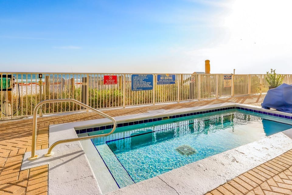 14th-floor oceanfront condo with ocean view pool & hot tub access WiFi & W&D House in Panama City Beach