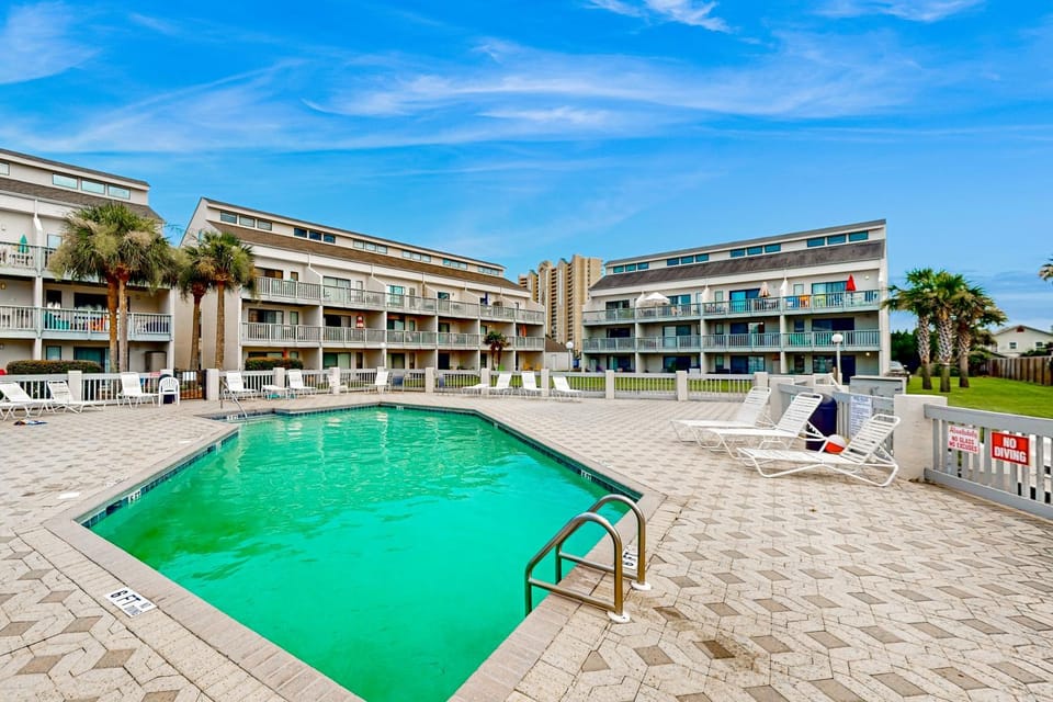 2nd-floor condo overlooking pools & hot tub - walk 4 minutes to beach access House in Panama City Beach