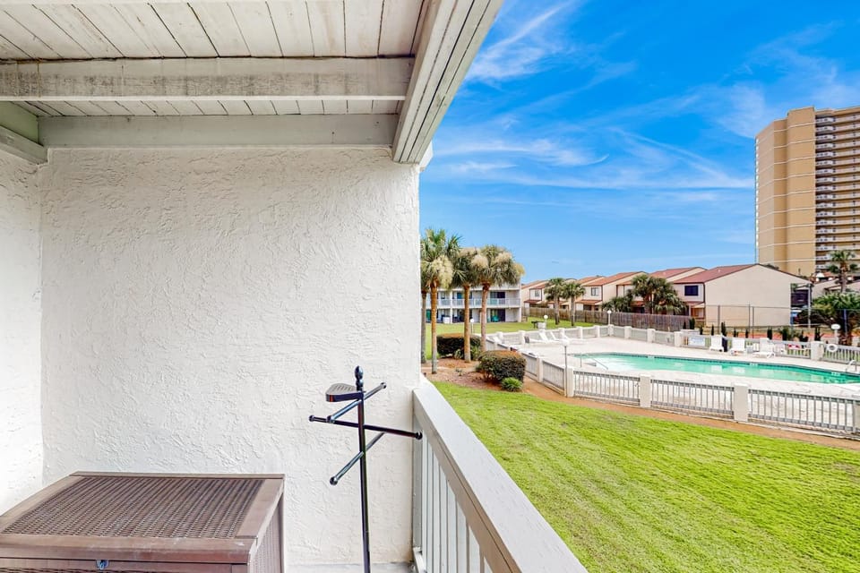 2nd-floor condo overlooking pools & hot tub - walk 4 minutes to beach access House in Panama City Beach