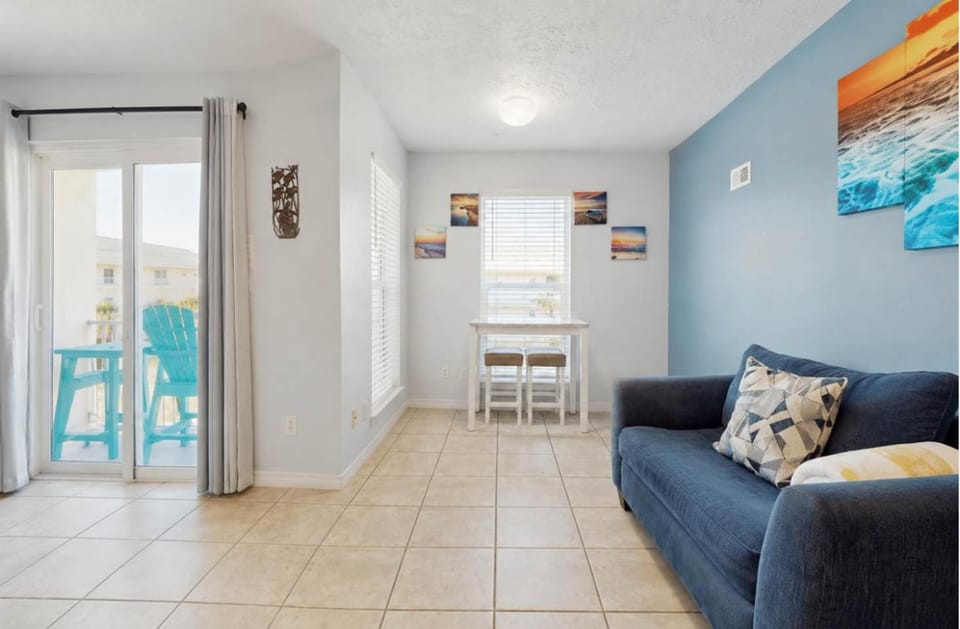 Cozy coastal condo with shared pool and easy beach access House in Pensacola Beach