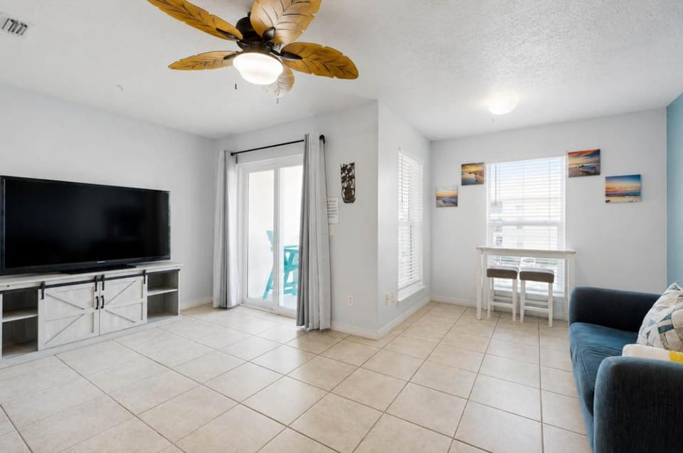 Cozy coastal condo with shared pool and easy beach access House in Pensacola Beach