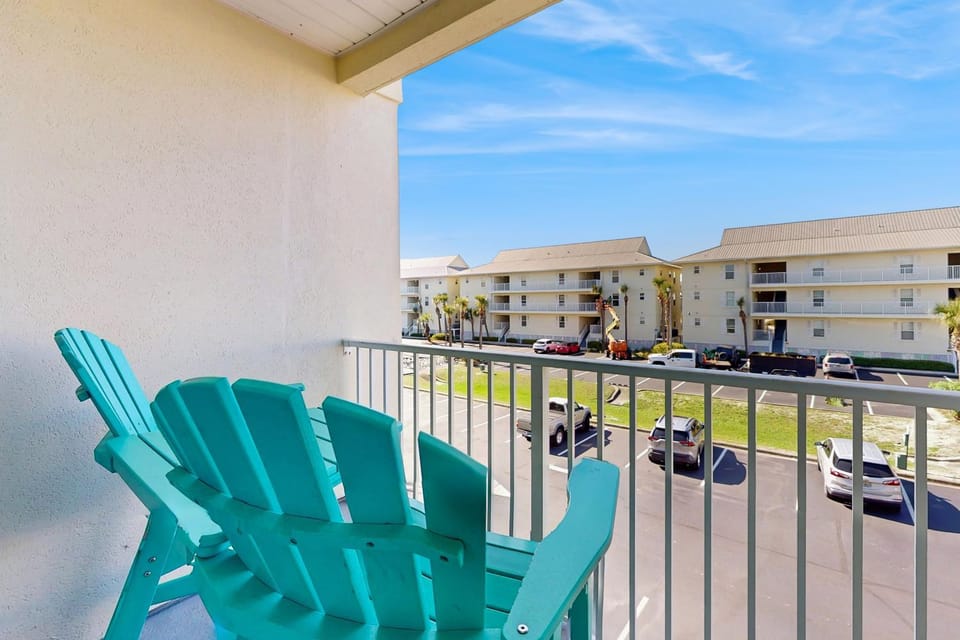 Cozy coastal condo with shared pool and easy beach access House in Pensacola Beach