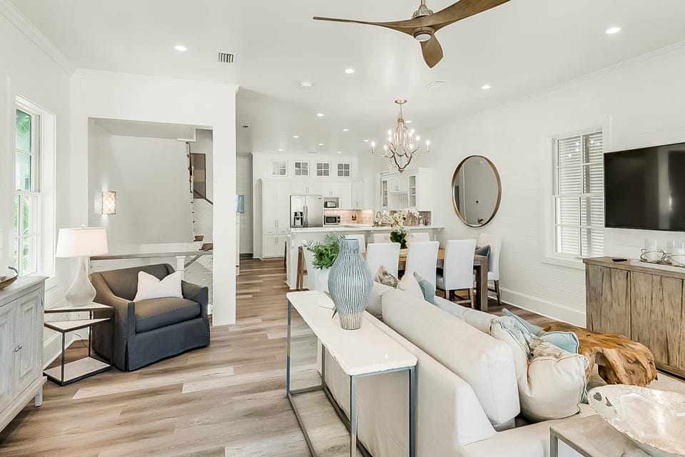 Spotless beachfront dream with views a shared pool & sports courts House in Carillon Beach