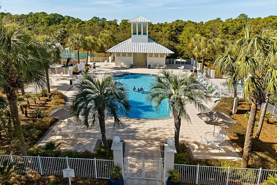 Charming beachfront getaway with a pool & sports courts - Snowbird-friendly House in Carillon Beach
