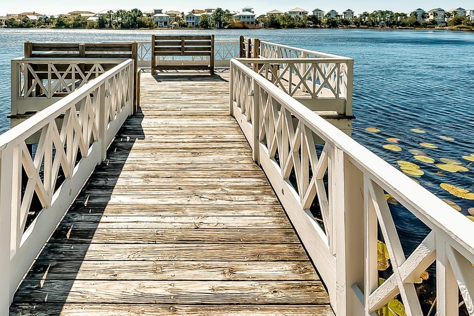 Charming beachfront getaway with a pool & sports courts - Snowbird-friendly House in Carillon Beach