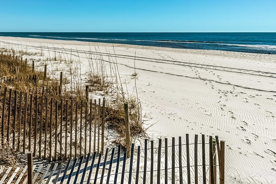 Charming beachfront getaway with a pool & sports courts - Snowbird-friendly House in Carillon Beach