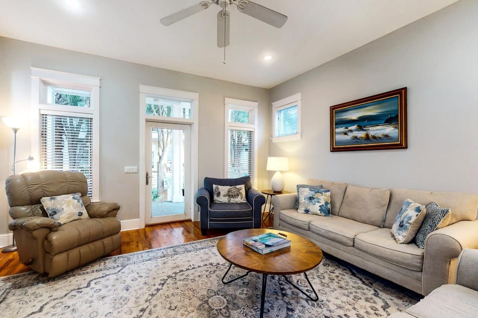 Immaculate Parkshore Drive retreat with primary bedroom balcony - next to park House in Carillon Beach