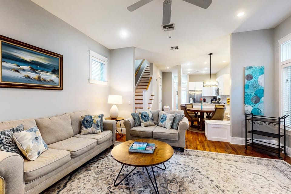 Immaculate Parkshore Drive retreat with primary bedroom balcony - next to park House in Carillon Beach