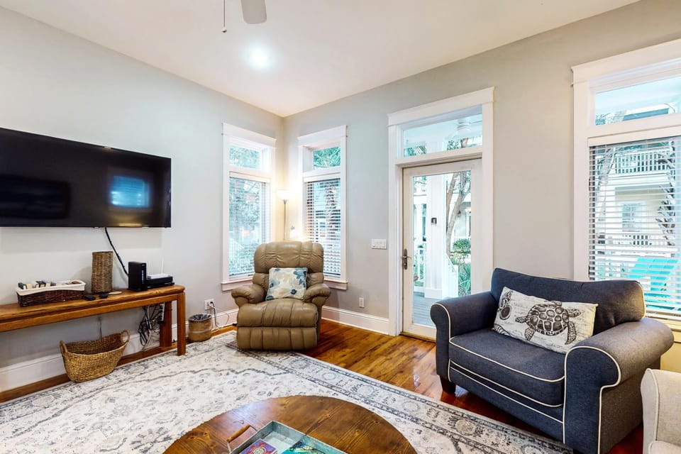Immaculate Parkshore Drive retreat with primary bedroom balcony - next to park House in Carillon Beach