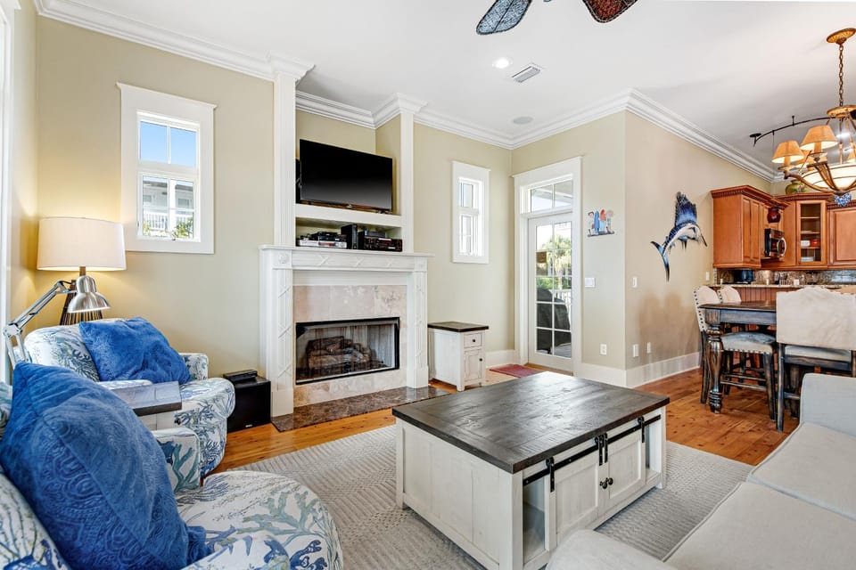 Invitingly Warm 4-Bedroom - Gated Community - Seasonal Beach Service Included House in Carillon Beach