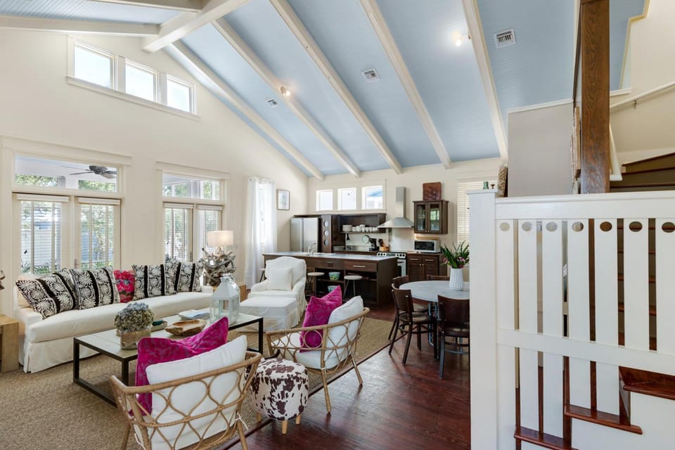 Big & beautiful Parkshore Drive home with large porch free WiFi - close to beach House in Carillon Beach