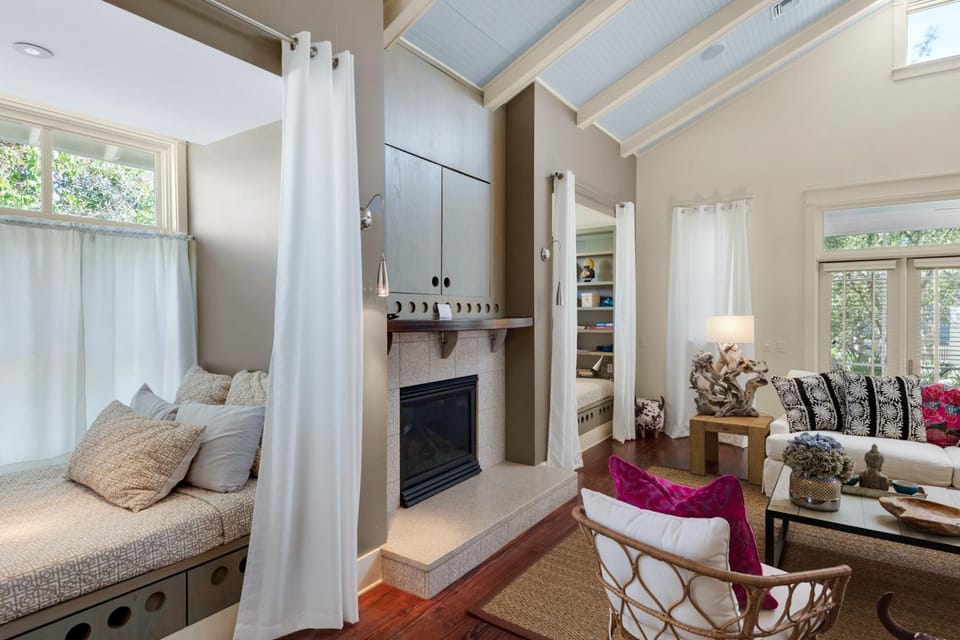 Big & beautiful Parkshore Drive home with large porch free WiFi - close to beach House in Carillon Beach