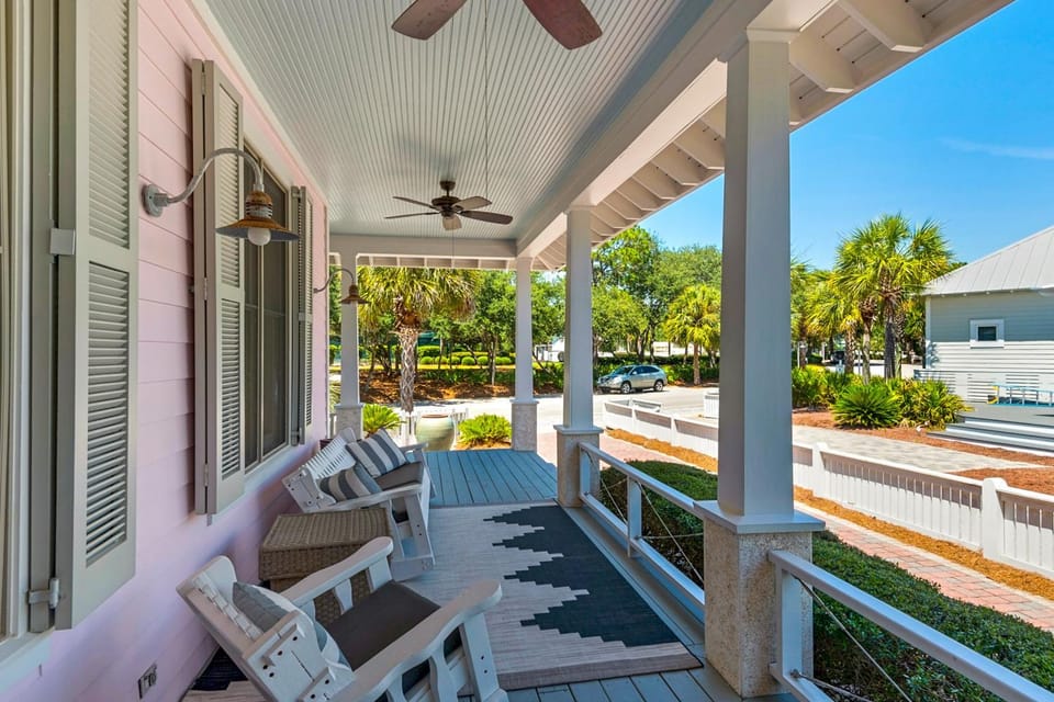 Big & beautiful Parkshore Drive home with large porch free WiFi - close to beach House in Carillon Beach