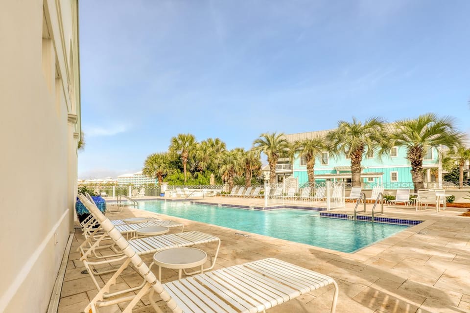 Carillon Beach condo with WiFi balcony pool and beach access House in Carillon Beach