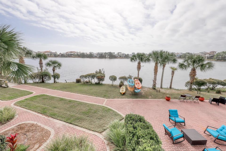 Enchanting & modern waterfront condo just steps to the beach pools & hot tubs House in Carillon Beach