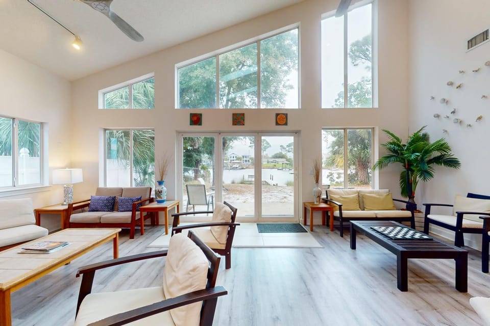 Lagoon-front home with dock & soaking bathtub House in Lower Grand Lagoon