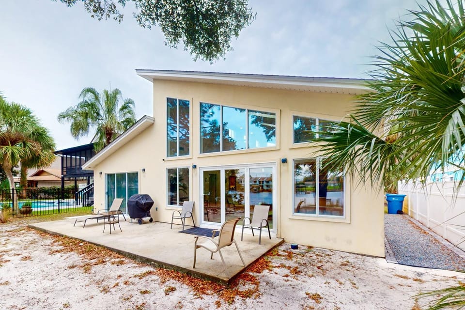 Lagoon-front home with dock & soaking bathtub House in Lower Grand Lagoon