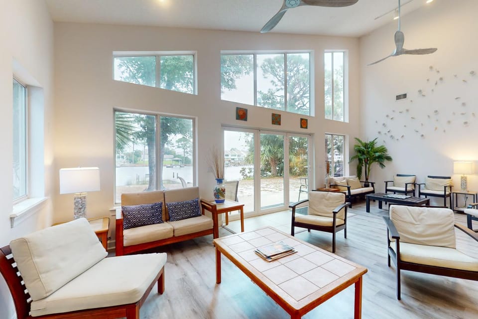 Lagoon-front home with dock & soaking bathtub House in Lower Grand Lagoon