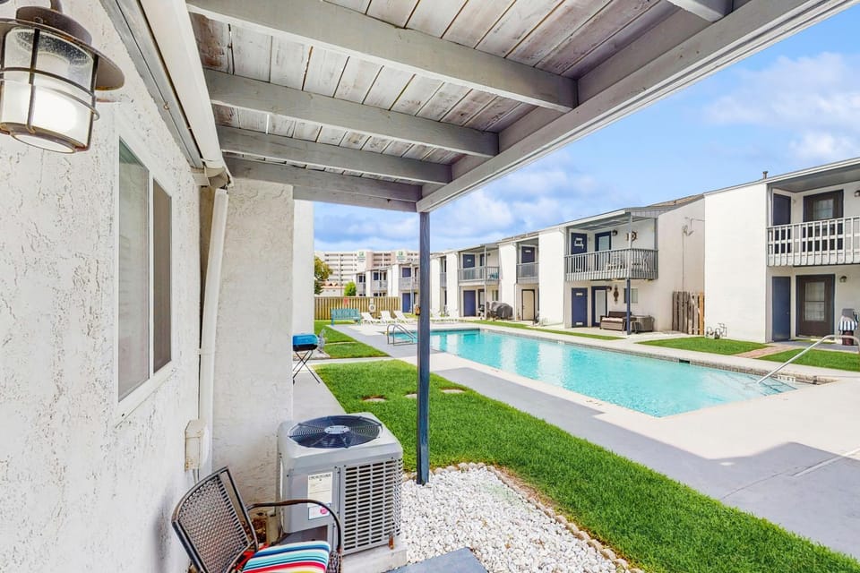 Stunning sunlit townhome with pool balcony & AC - near beaches & boardwalks House in Panama City Beach