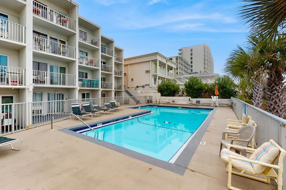 Dog-friendly beachfront condo with pool hot tub AC & Gulf views House in Panama City Beach
