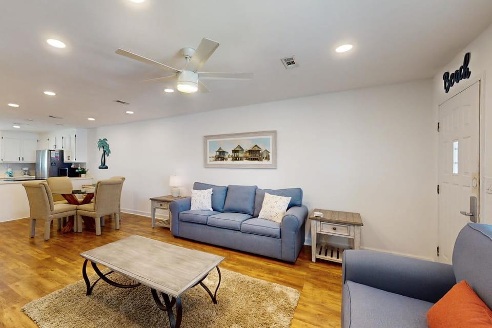 Partial Gulf-view getaway with deck full kitchen washer&dryer & central AC House in Sunnyside