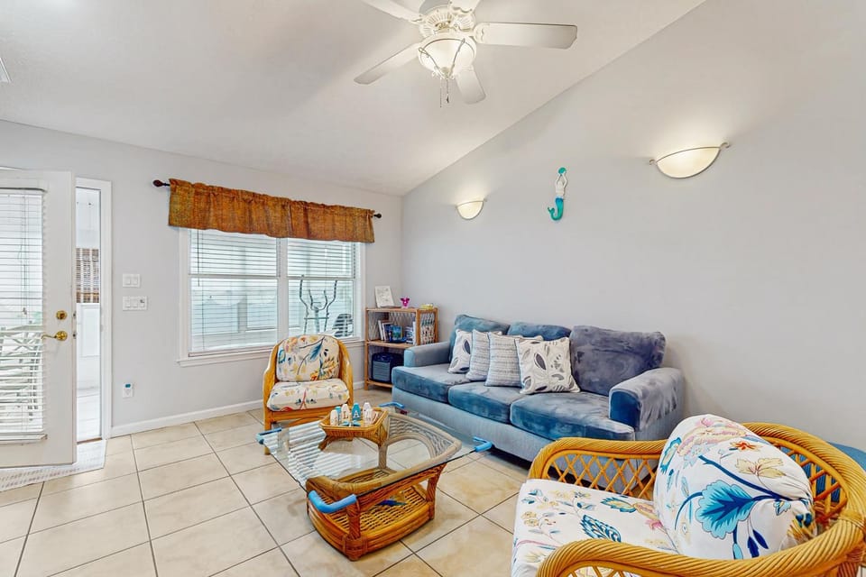 Charming home near beaches with a washer&dryer AC & outdoor entertaining House in Sunnyside