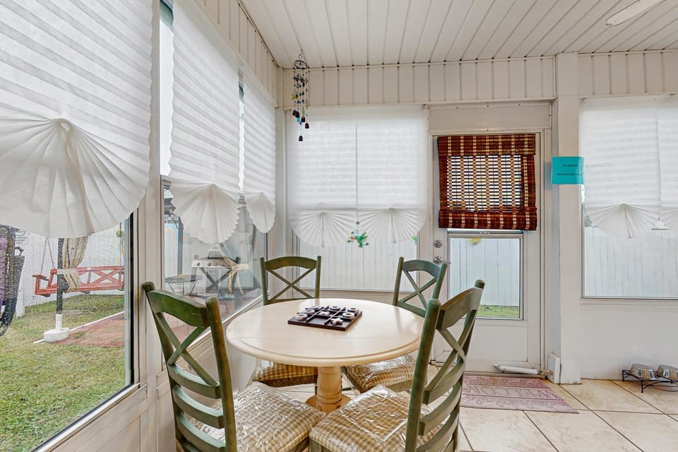 Charming home near beaches with a washer&dryer AC & outdoor entertaining House in Sunnyside