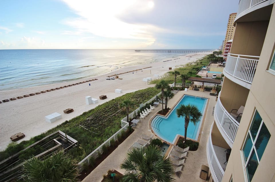 Beautiful west-facing home in Gulf-front building with pool & hot tub House in Panama City Beach