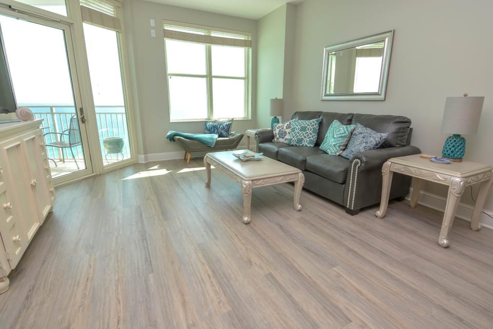 Beautiful west-facing home in Gulf-front building with pool & hot tub House in Panama City Beach