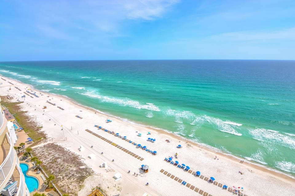 Beautiful west-facing home in Gulf-front building with pool & hot tub House in Panama City Beach
