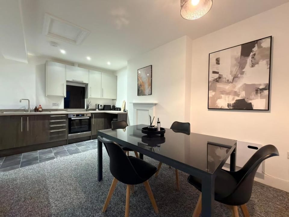 Luxury 2BR Penthouse in Cheltenham Free Parking Apartment in Cheltenham