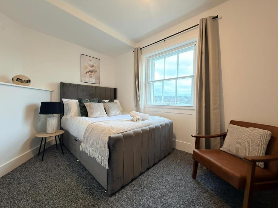 Luxury 2BR Penthouse in Cheltenham Free Parking Apartment in Cheltenham