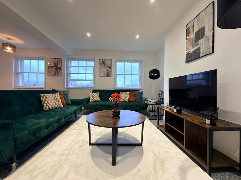 Luxury 2BR Penthouse in Cheltenham Free Parking Apartment in Cheltenham