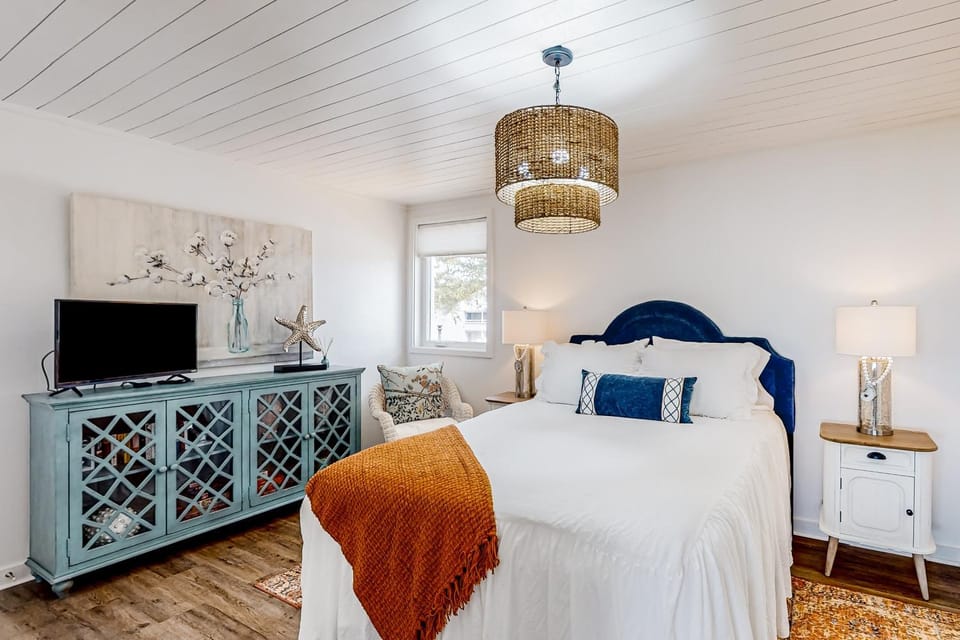 Bayfront condo near beach golf with harbor views central AC & W&D House in Lower Grand Lagoon