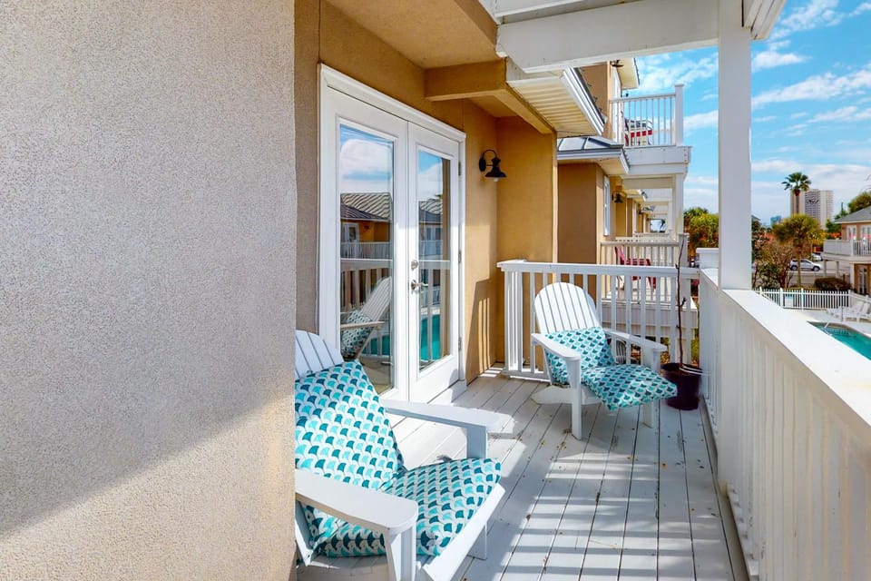 Spacious house with patio pool balcony deck & W&D - beach access House in Lower Grand Lagoon