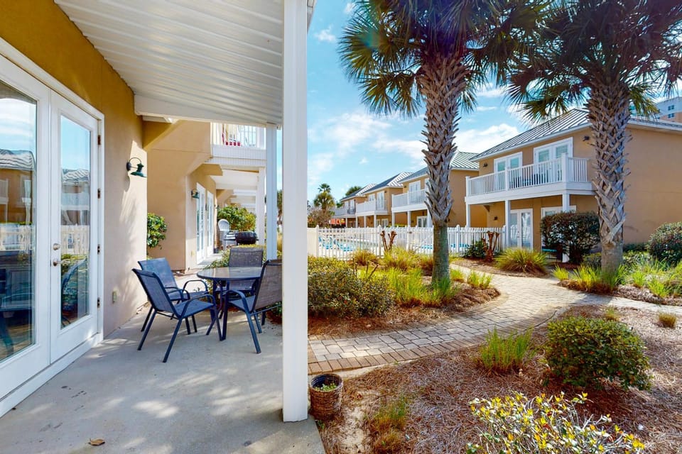 Spacious house with patio pool balcony deck & W&D - beach access House in Lower Grand Lagoon