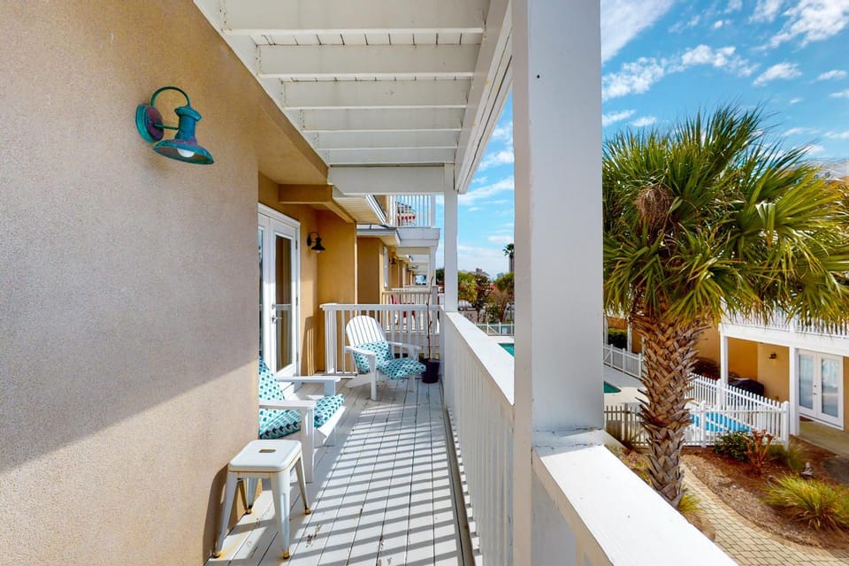 Spacious house with patio pool balcony deck & W&D - beach access House in Lower Grand Lagoon