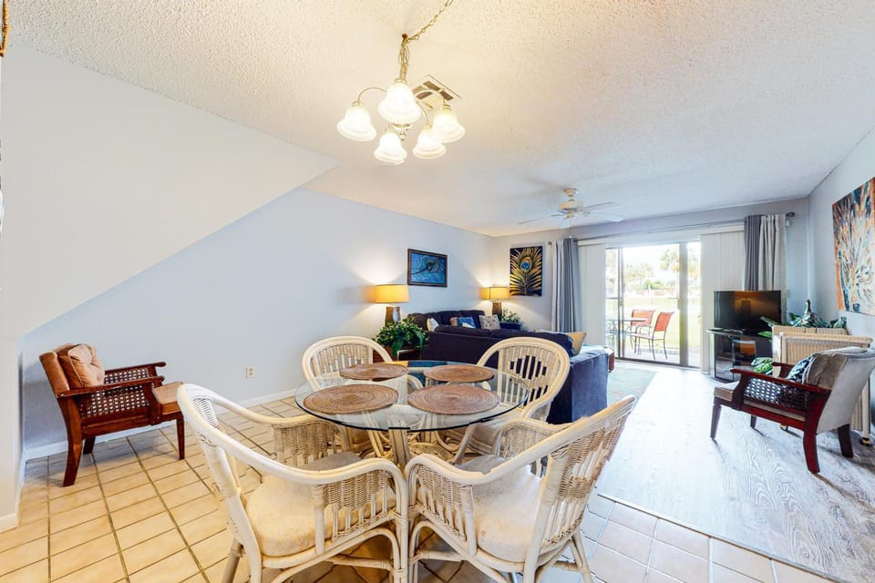 Bright retreat near the beach with pool & tennis courts House in Panama City Beach
