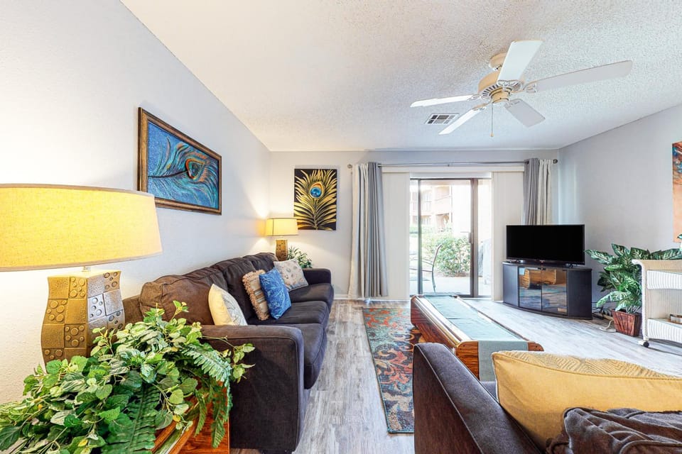 Bright retreat near the beach with pool & tennis courts House in Panama City Beach