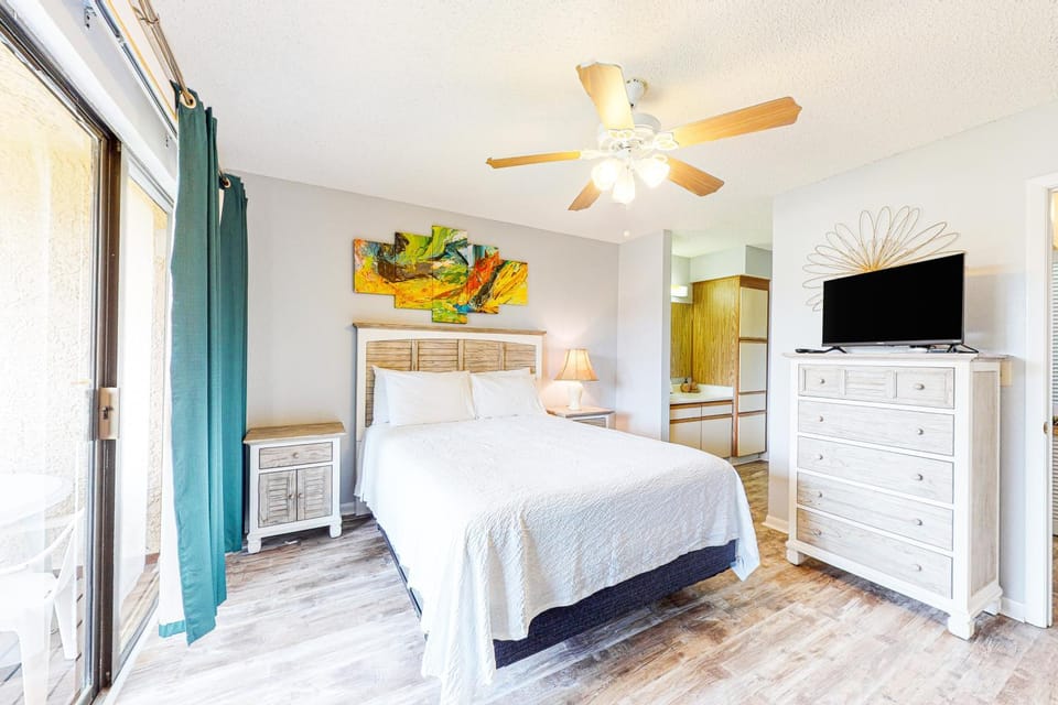 Bright retreat near the beach with pool & tennis courts House in Panama City Beach
