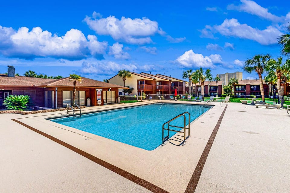 Relaxing townhome with pool tennis court beach access balcony patio & TV House in Panama City Beach