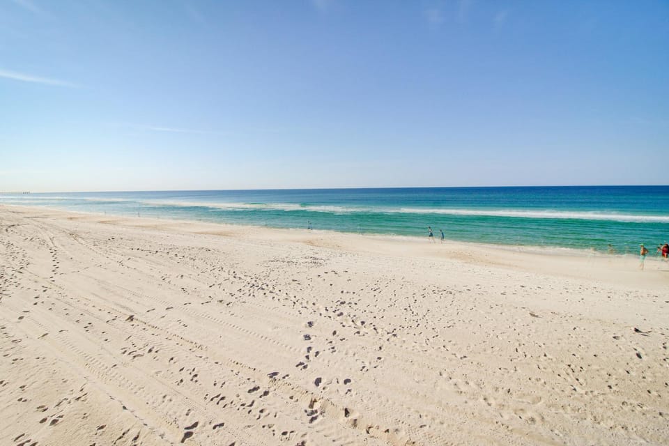 Relaxing townhome with pool tennis court beach access balcony patio & TV House in Panama City Beach